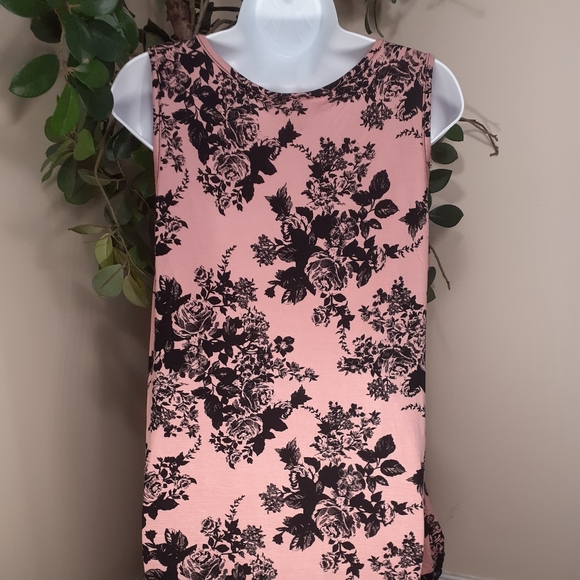 3/$15 Floral pattern on a Pale PinkRue Juju top - Picture 4 of 6